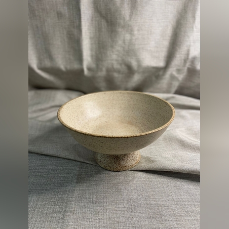 קערה על רגל שמנת מנוקד מט