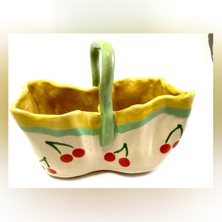 סל מעוטר בדובדבנים בעבודת יד