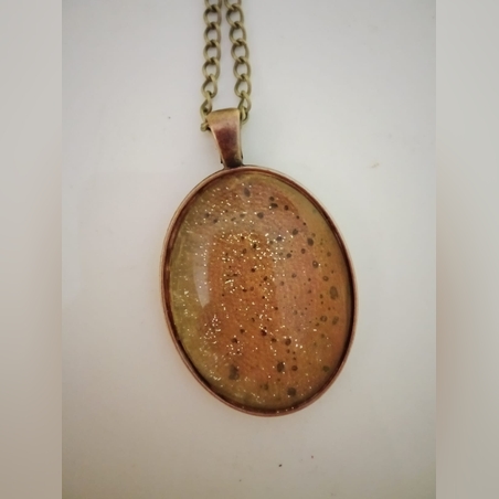 עדליון עשוי ממתכת וזכוכית נחושת וחום ונצנוצי זהב