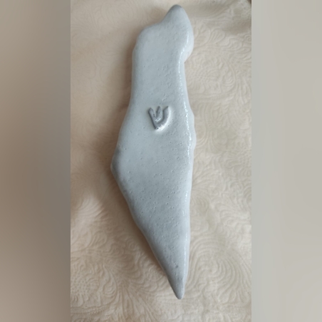 מזוזה מקרמיקה בצורה של ארץ ישראל-לבן