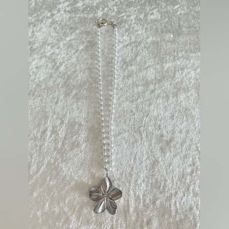 שרשרת מחרוזי פנינים ותליון פרח