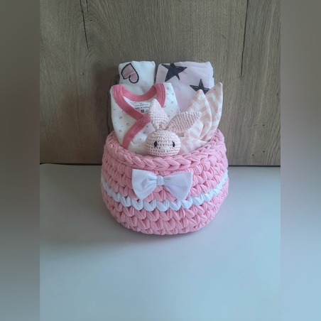 מארז לידה בסלסלה סרוגה בצבעים ורוד ולבן