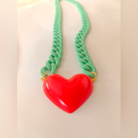 תליון לב אדום ושרשרת טורקיז. בעבודת יד