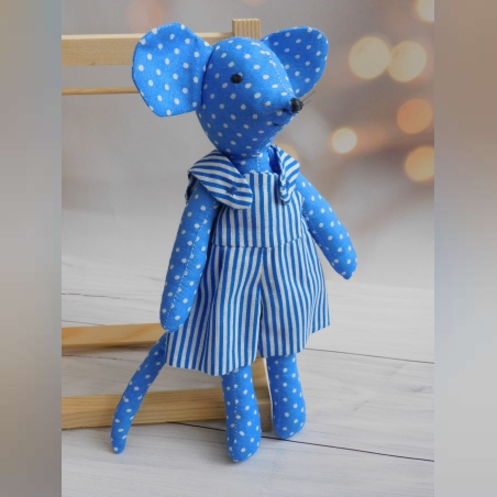בובת עכברונת כחולה מנוקדת באוברול פסים כחול