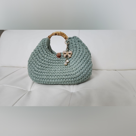 תיק ירקרק בצורת סל סרוג בעבודת יד