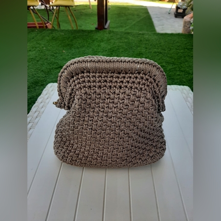 תיק קלאץ בגוון חום עם רצועת שרשרת ברונזה