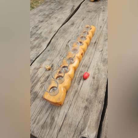 חנוכיה ייחודית המגולפת בעבודת יד מעץ ממוחזר