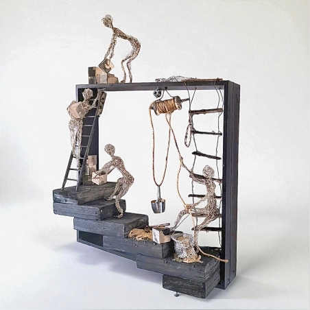 אתר בנייה- פסל עשוי מחוטי מתכת בעבודת יד