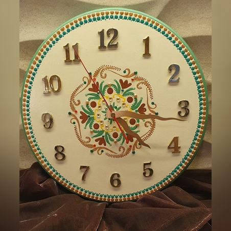 שעון קיר מעץ מעוטר במנדלה ואבני חן