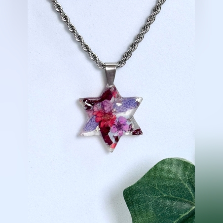 שרשרת מגן דוד עם פרחים מיובשים נירוסטה ושרף