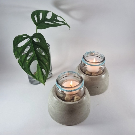 זוג פמוטים מבטון וכוסיות שקופות בעבודת יד