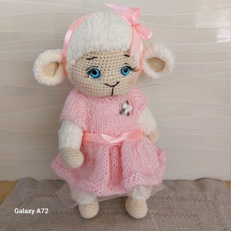 כבשה סרוגה בשמלה ורודה אלגנטית