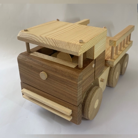 משאית מעץ בעבודת יד בגימור לכה