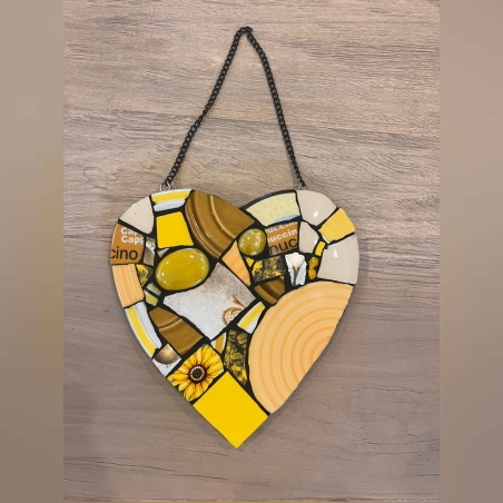 לב פסיפס בגווני צהוב בעבודת יד