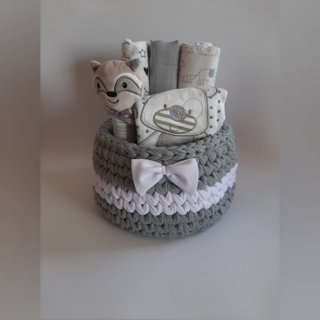 מארז לידה בסלסלה סרוגה בצבעים אפור ולבן