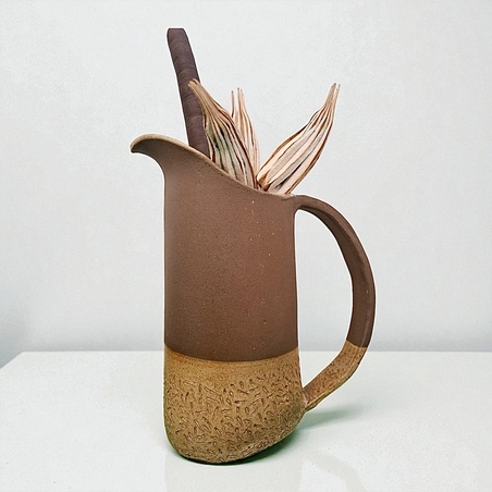 כד אובלי חום צהבהב בעבודת יד