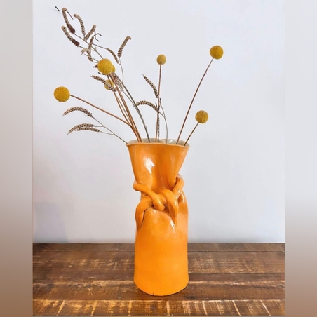 אגרטל קשירה כתום מחימר בעבודת יד