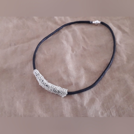 ענק שחור סרוג בקישוט בצבע כסף עם סוגר מגנטי