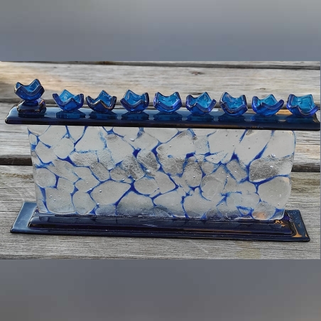 חנוכיה מזכוכית כחולה ולבנה בעבודת יד