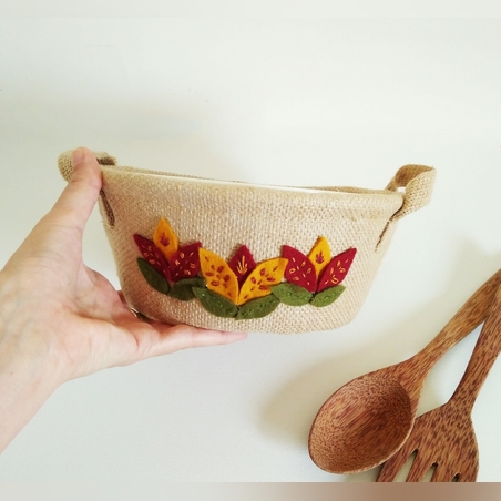 קערת חרס עם כיסוי יוטה רקום