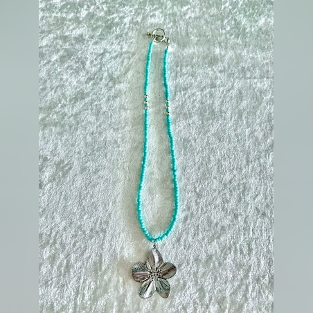 שרשרת חרוזי תכלת ותליון פרח