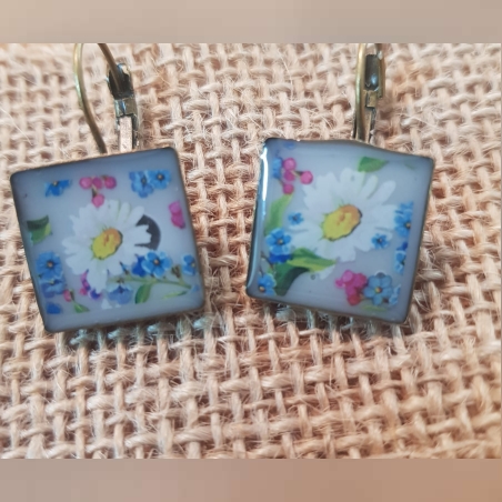 עגילי ריבוע אפוקסי פרח לבן