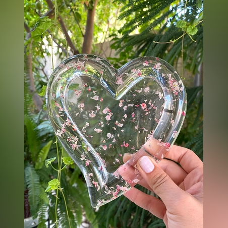 צלחת תכשיטים מאפוקסי בצורת לב עם פרחים מיובשים