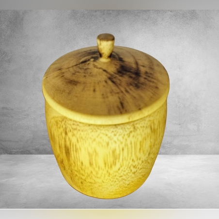 קופסא קטנה עם מכסה מעץ בעבודת יד