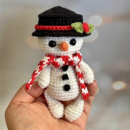 בובת איש שלג סרוגה בעבודת יד