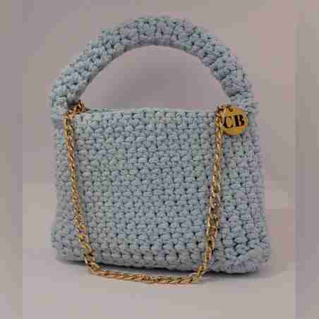 תיק סרוג תכלת עם ידית סרוגה ושרשרת מוזהבת