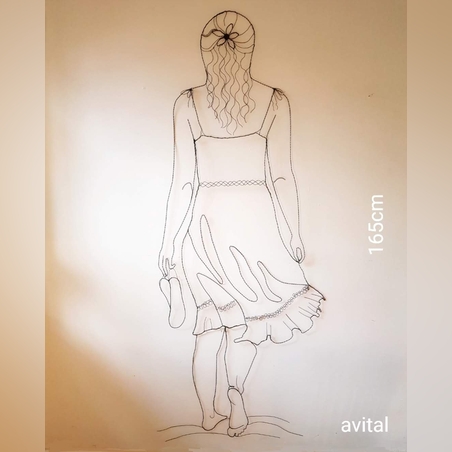 היחפנית- אישה שזורה מחוטי ברזל