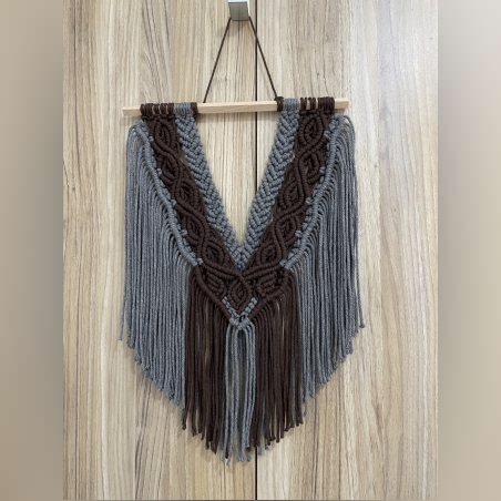 יצירת מקרמה לקיר בעבודת יד בצבע אפור וחום