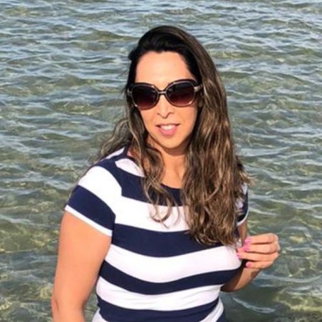 מאיה מיקנעם עילית מציירת בשיטת פורינג