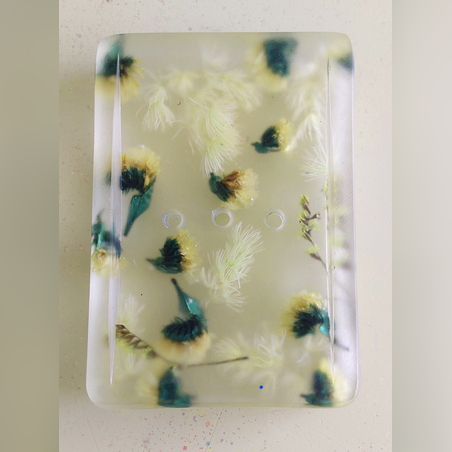 סבוניה בצורת מלבן עם פרחים צהובים וירוקים