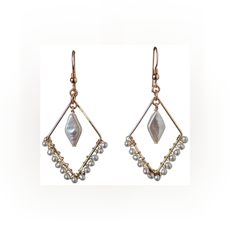 עגילי גולדפילד מעויינים עם פנינים לבנות בעבודת יד