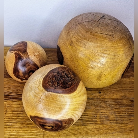 כדורי עץ טבעיים חרוטים בעבודת יד