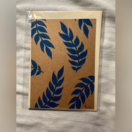 כרטיס ברכה חום בעיטורי עלים הודפס עם חותמות בעבודת יד