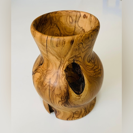 אגרטל חרוט מעץ זית  סדוק טבעית.