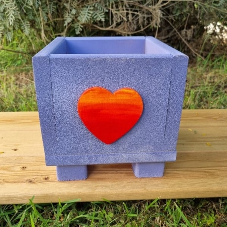 אדנית מעץ מלא בעבודת יד צבועה בצבע סגלגל עם לב אדום