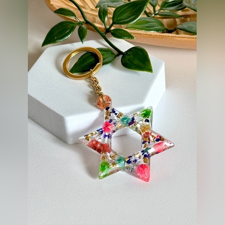 מחזיק מפתחות מגן דוד מפרחים מיובשים ושרף