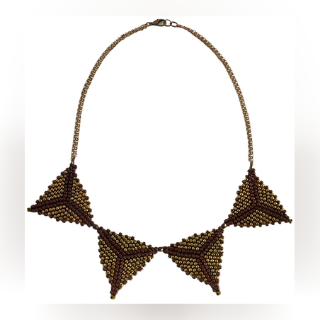 שרשרת חרוזים משולשים