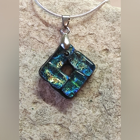 תליון טורקיז ריבועי עשוי זכוכית בעבודת יד