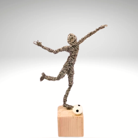 כדורגלן - פסל מחוטי מתכת בעבודת יד