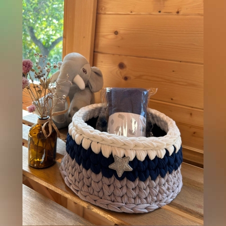 מארז לידה- סלסלה סרוגה, מגבת ופילון אפור