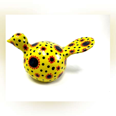 פסלון של ציפור צהובה מעוטרת