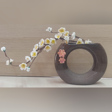 אגרטל גלגל יפני בעבודת אובניים בתוספת פרח