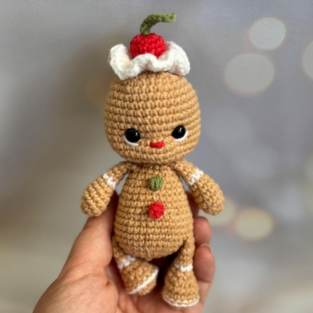 בובת ג׳ינג׳רברד סרוגה בעבודת יד