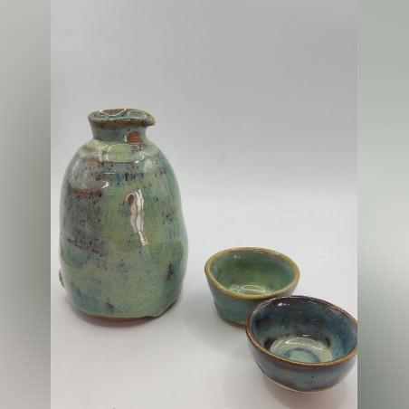 סט של בקבוק סאקה 