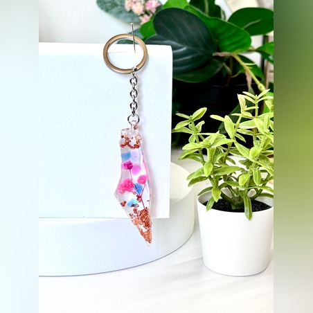 מחזיק מפתחות מפת ישראל מפרחים מיובשים ושרף