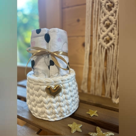 מארז לידה- סלסלה סרוגה ו4 חיתולים